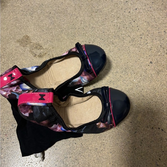 Packable Flats—butterfly twists - Picture 5 of 6